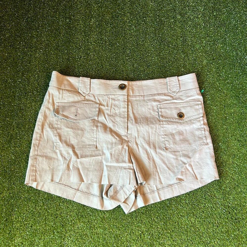 Bebe Women's Tan and Cream Shorts